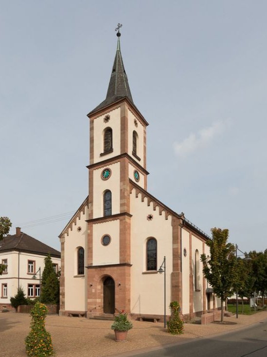 Frontansicht der Schutterzeller Kirche.