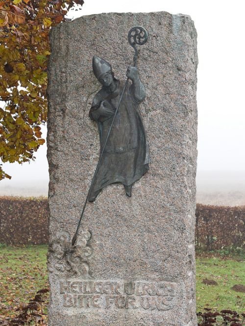 Eine Nahaufnahme des Gedenksteines beim St. Ulrichs-Brunnen.