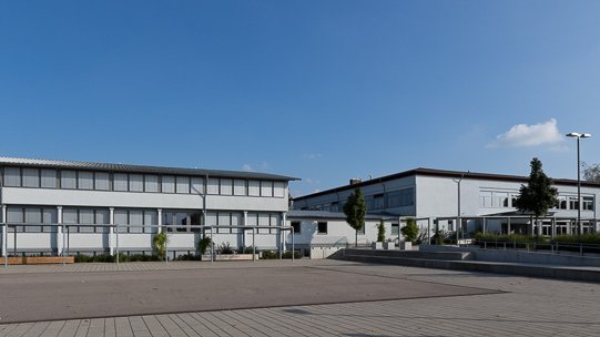Seitenansicht der Realschule Neuried mit dem Pausenhof.
