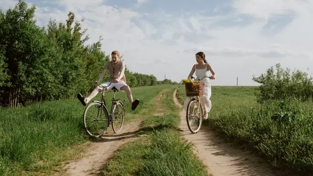 Zwei Fahrradfahrer auf einem Feldweg.