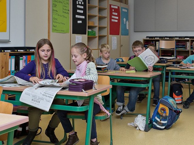 Einige Kinder in einem Klassenraum der Grundschule Altenheim.