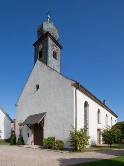 Frontansicht der St. Johannes Kirche Dundenheim.