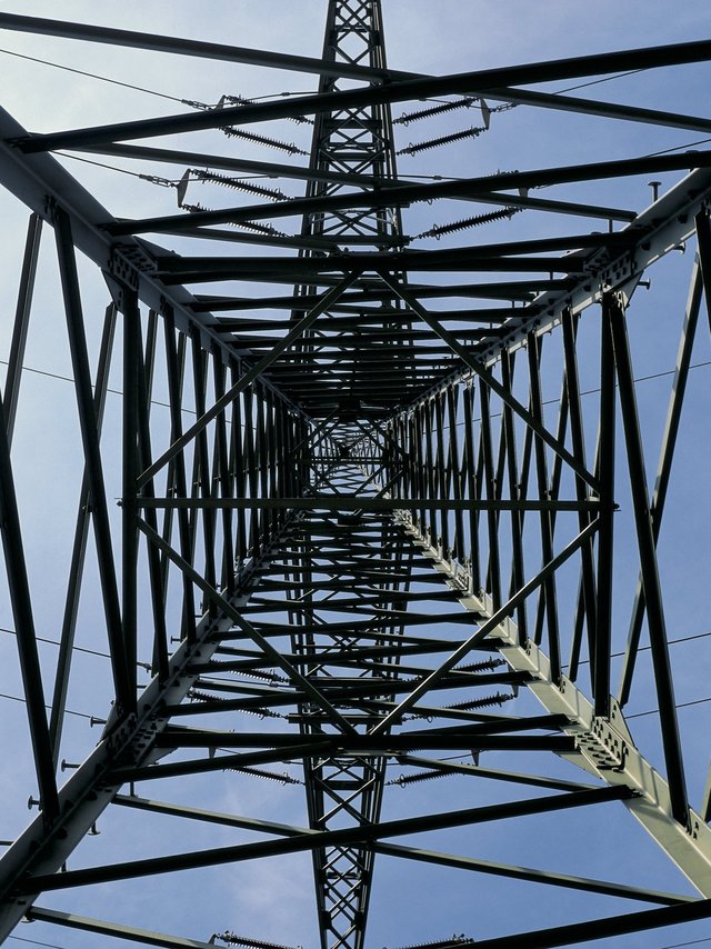 Ein Strommast von unten fotografiert