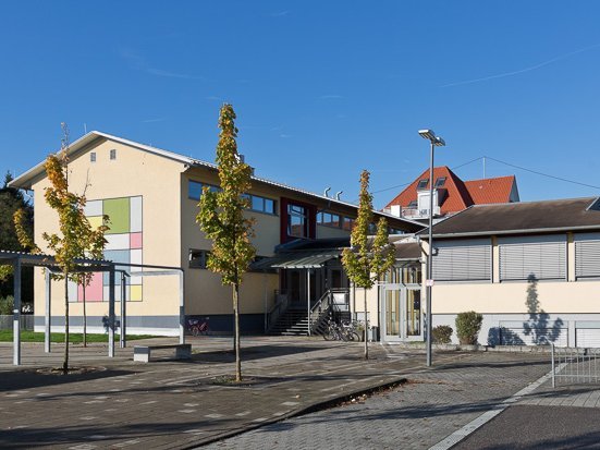 Seitenansicht der Grundschule Ichenheim.