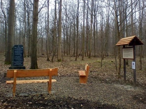 Infotafel und Holzbänke beim Polendenkmal.