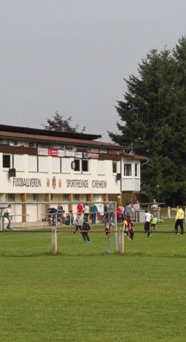 Fußballplatz Ichenheim mit spielenden Kindern