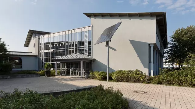 Frontalansicht des Eingangs in den Neubau der Realschule Neuried.