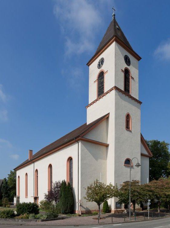 Frontansicht der St. Nikolaus Kirche Ichenheim.
