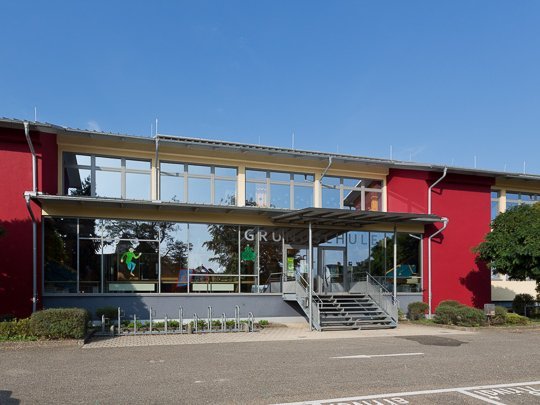 Frontale Gebäudeansicht der Grundschule Ichenheim.